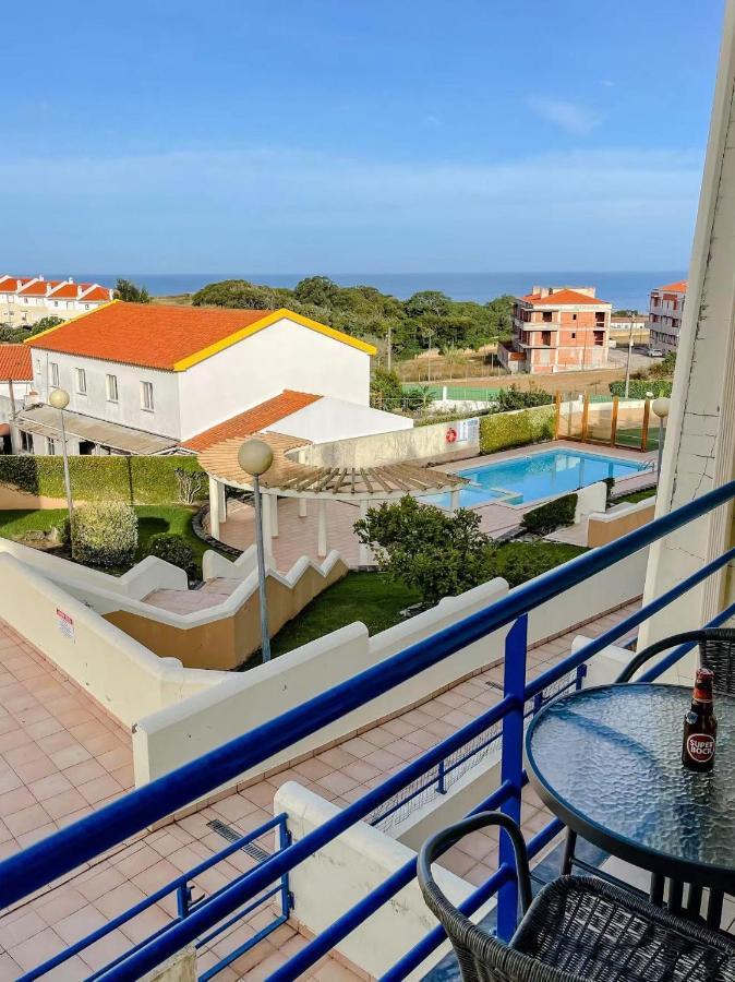 Homestay Peniche Master Bedroom With Sea View Balcony, Private Bathroom, Shared Kitchen, Swimming Pool, Surfing