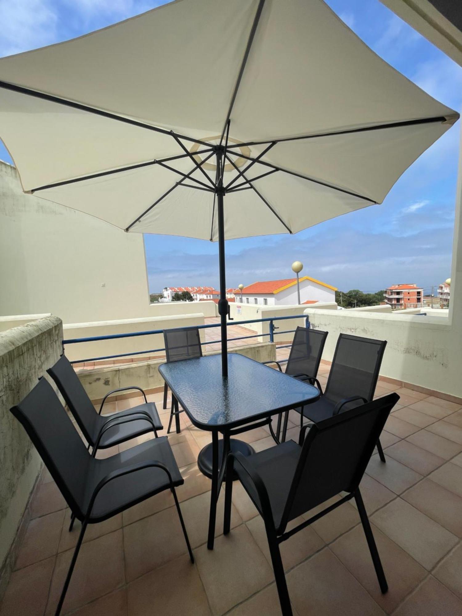 Homestay Peniche Master Bedroom With Sea View Balcony, Private Bathroom, Shared Kitchen, Swimming Pool, Surfing *